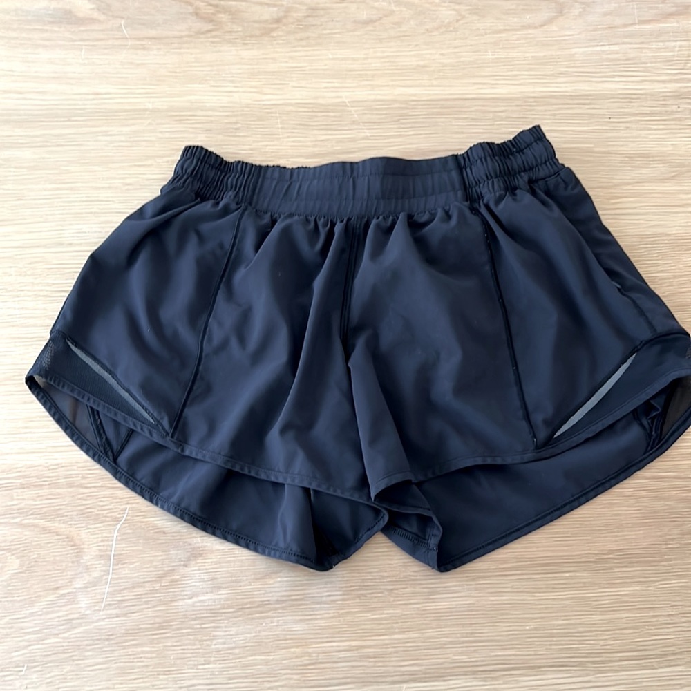 Lululemon Hotty Hot low rise 2.5 in shorts. Size 4